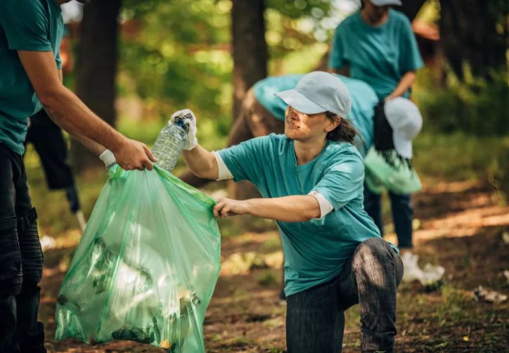 Menjaga Kebersihan Lingkungan
